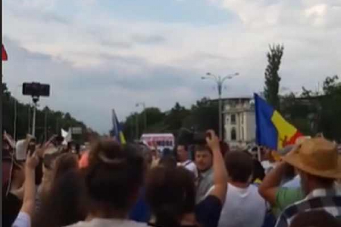 Protest  la Guvern împotriva internării forțate, confiscării proprietăților și luării copiilor din familii